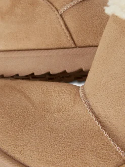 Botas Imitação Pelo Detalhe Laço