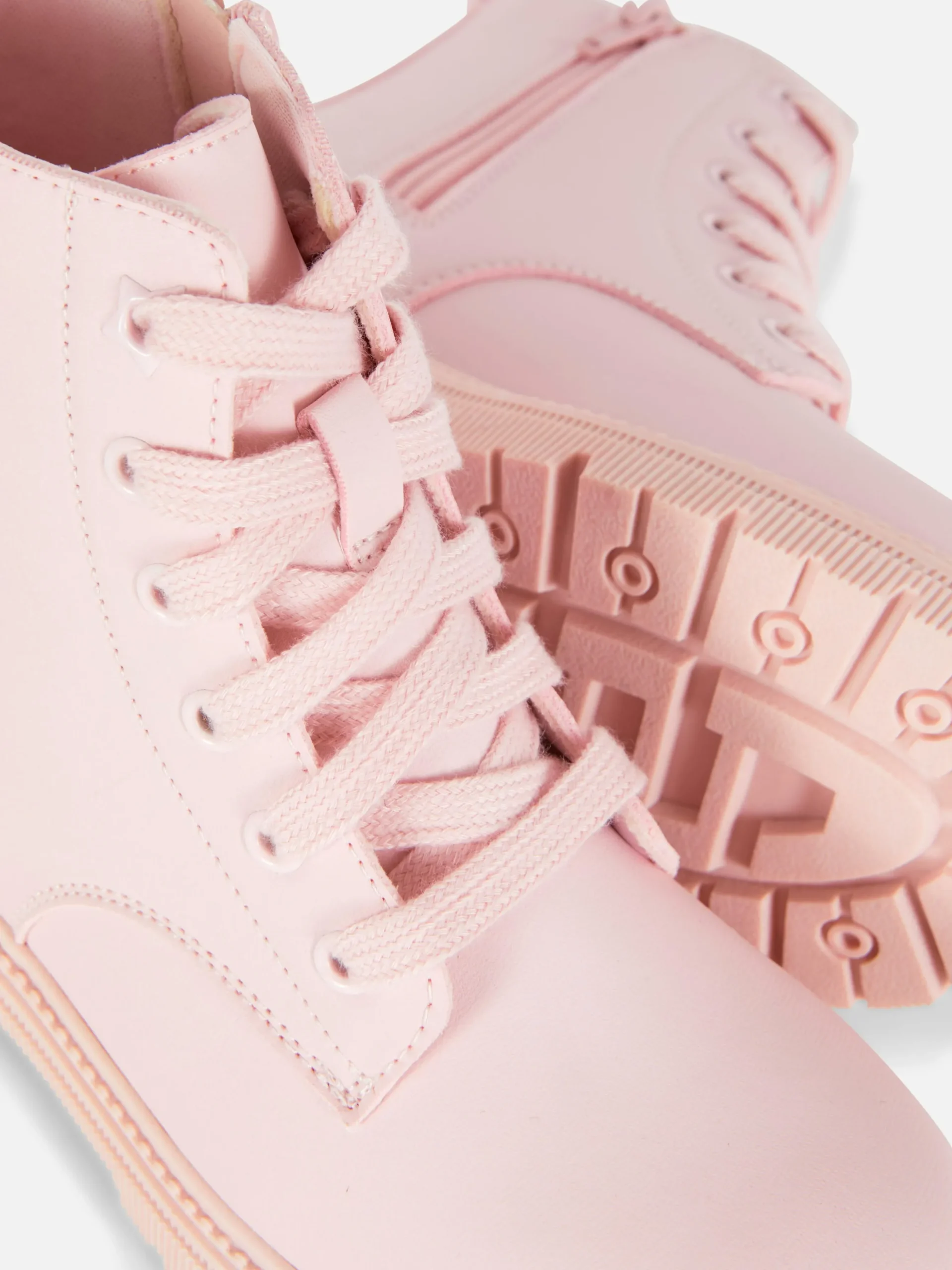 Botas Sola Grossa Fecho